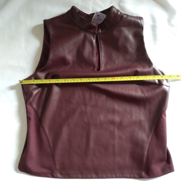 ☆NWT☆ Mark New York Burgundy Faux Leather Sleeveless Top Mock Neck With Keyhole - Picture 6 of 12
